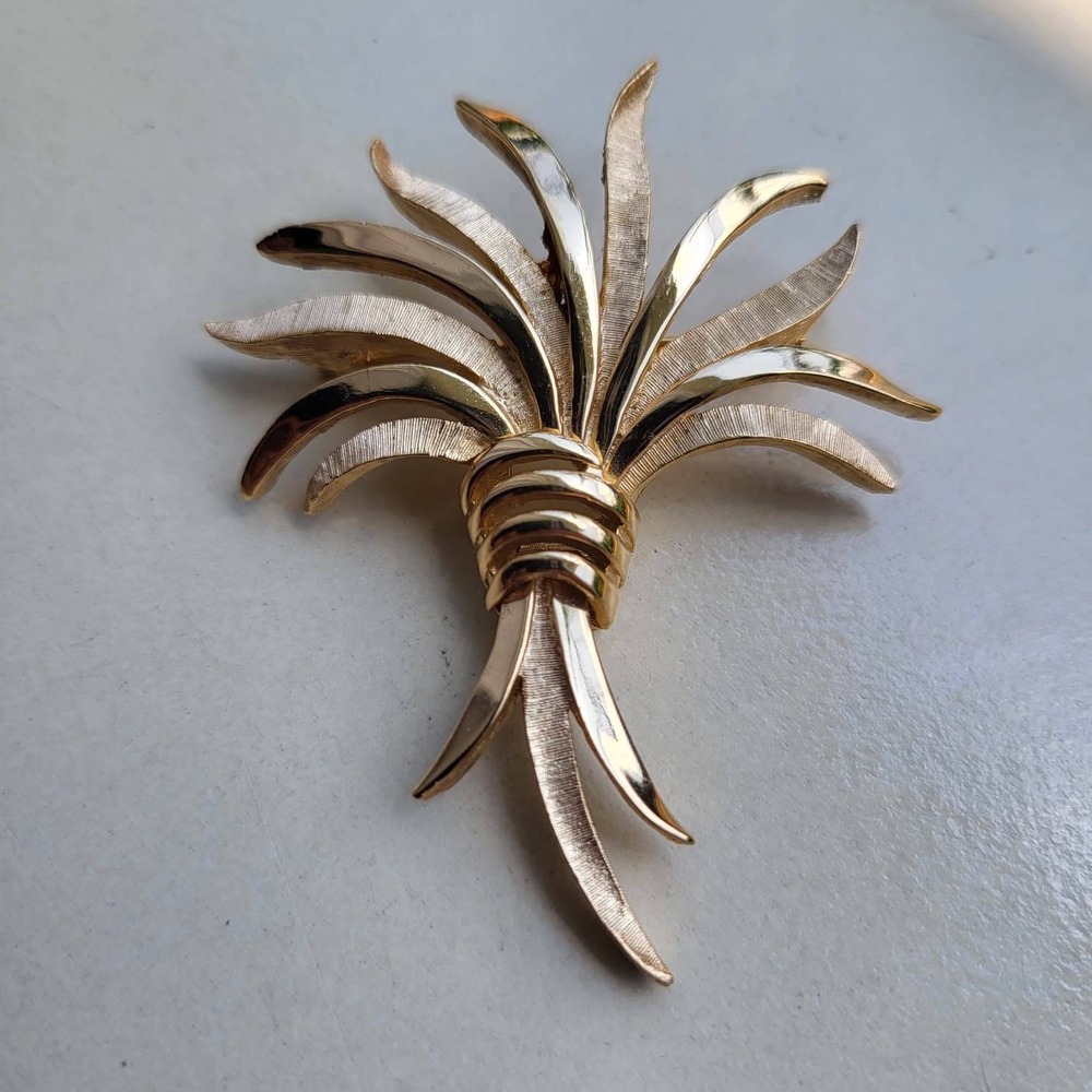 Vintage Signed Crown Trifari Gold Tone Wheat Sheaf Brooch Pin 1960s Textured